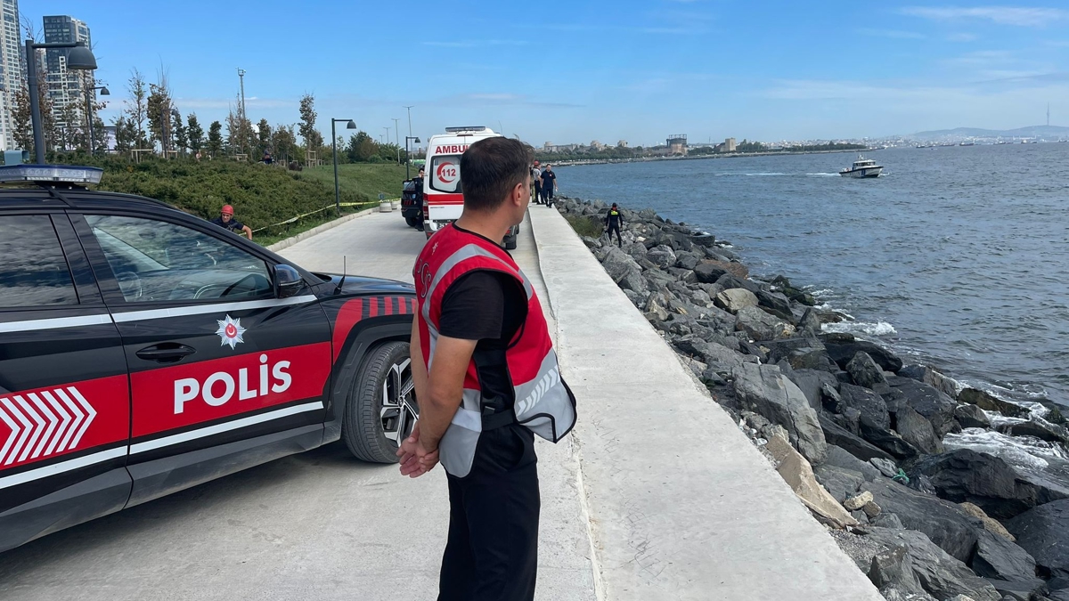 Zeytinburnu'nda denize giren �ocuk kayboldu