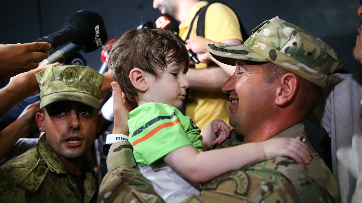 L�bnan'daki T�rk vatanda�lar�n� ta��yan TCG Bayraktar gemisi Mersin Liman�'na ula�t�