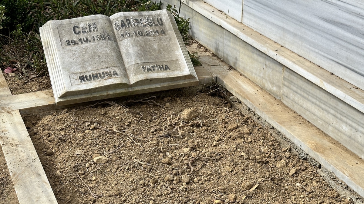 Cem Garipo�lu'nun a��lan mezar�ndan ��kar�lan �rnekler yeniden kabrine konuldu