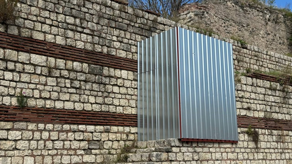 Semih �elik'in intihar etti�i Edirnekap� surlar�na ��kan merdivenler demir bariyerlerle kapat�ld�