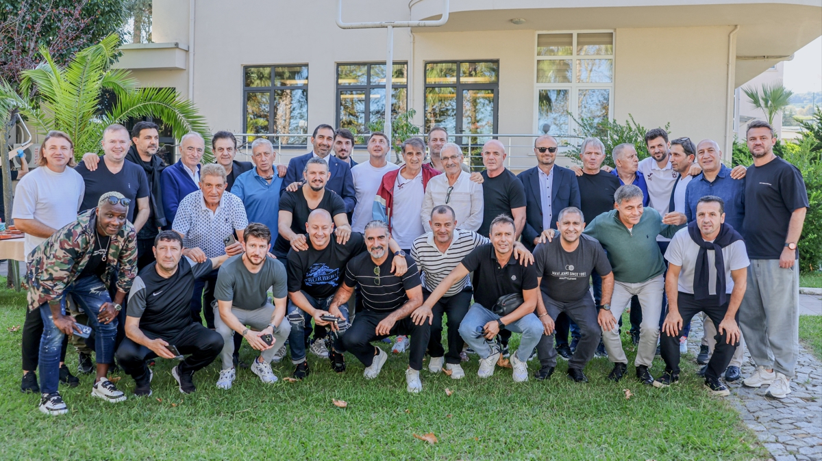 �enol G�ne�, Trabzon'da eski ��rencileriyle yemekte bir araya geldi