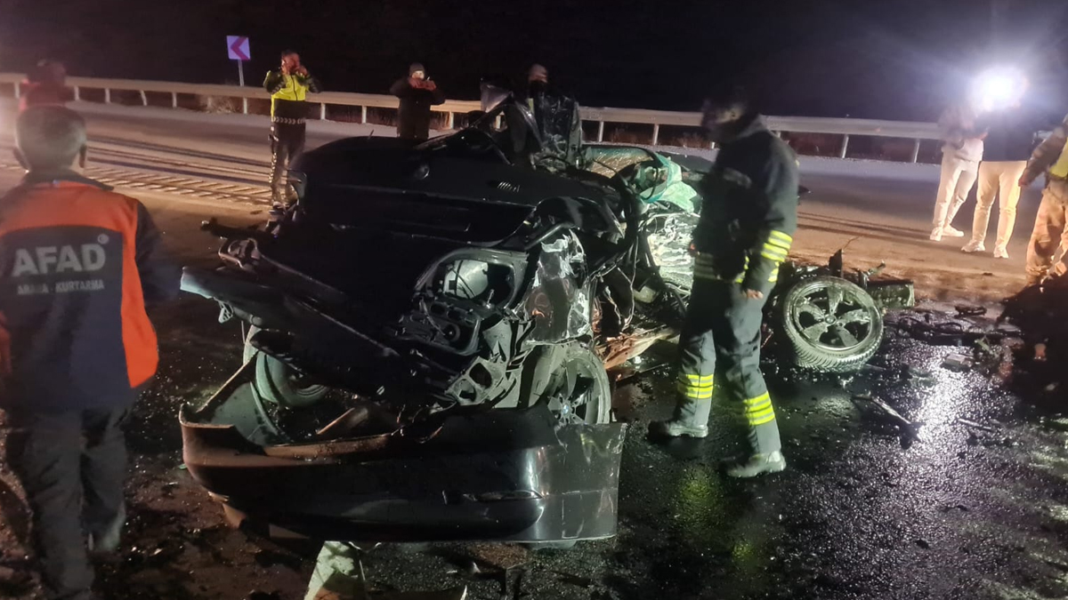 Erzincan'da feci kaza! Otomobil TIR'�n alt�na girdi: 3 �l�, 1 yaral�