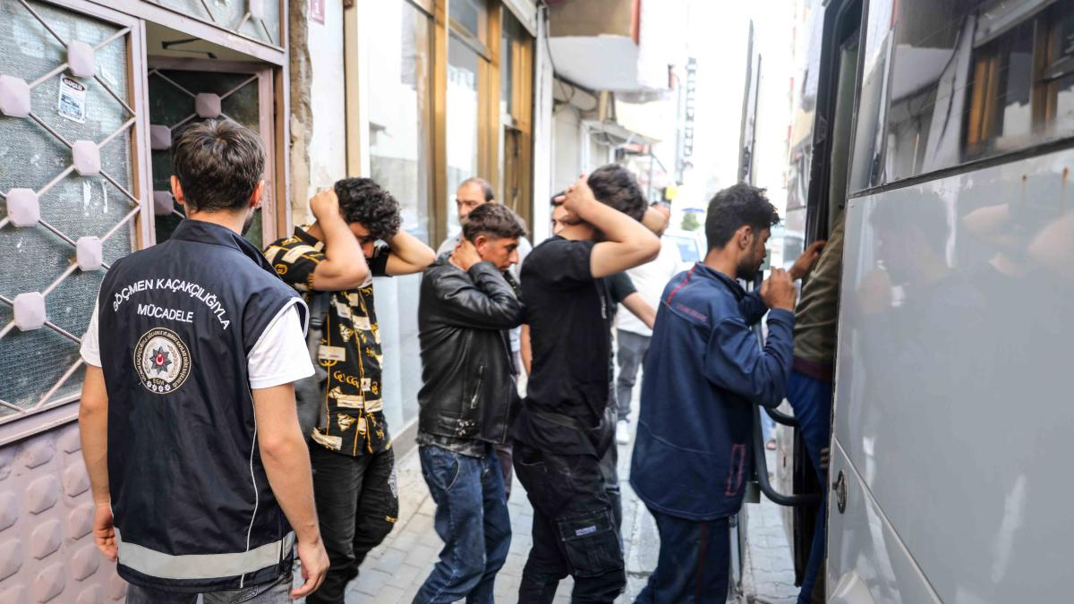 Erzincan'da 'g��men ka�ak��l���yla m�cadele'de insan ka�ak��lar� tutukland�