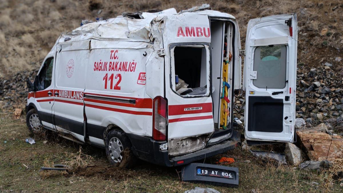 Bitlis'te trafik kazas�nda 3'� sa�l�k personeli 11 ki�i yaraland�