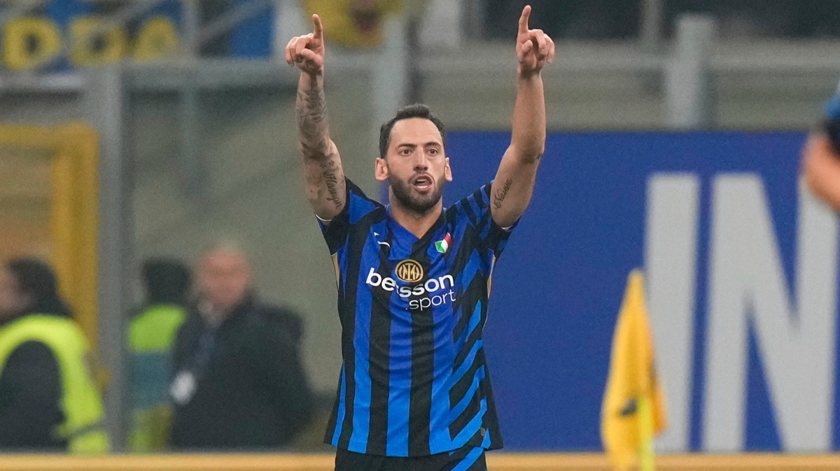 Hakan �alhano�lu: �lk kez penalt� ka��rd�m �ok �zg�n�m