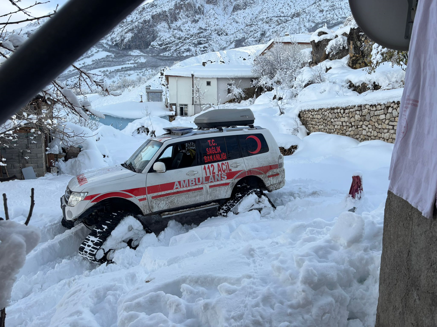 Tipi nedeniyle yolu kapanan k�ydeki hasta, paletli ambulansla hastaneye g�t�r�ld�