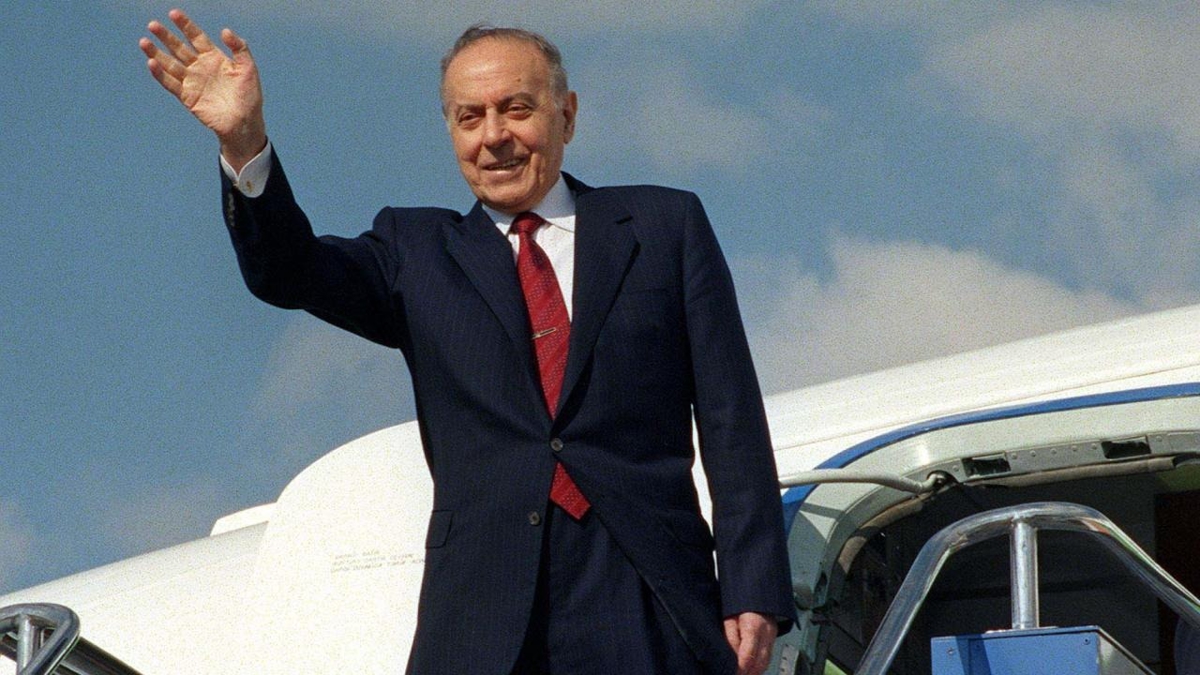 Azerbaycan'�n mimar� Haydar Aliyev'in vefat�n�n 21. y�l�