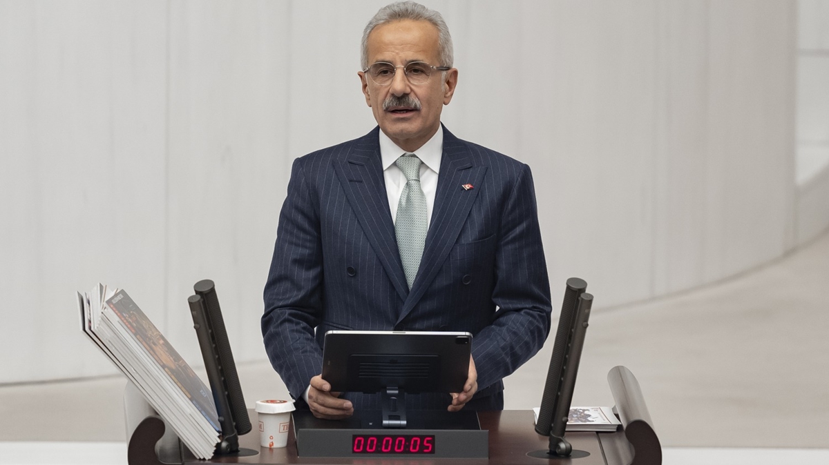 Bakan Uralo�lu: Sosyal medya platformlar�nda T�rkiye'den 303 milyon 97 bin aktif hesap var