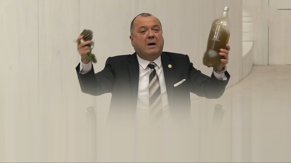 TBMM'de tepki �eken hareket! CHP'li vekilden kirli su provokasyonu