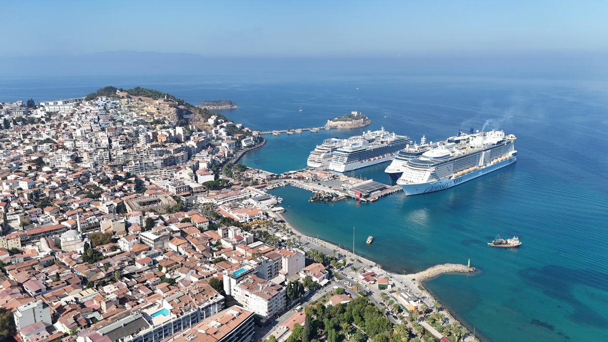 Kruvaziyerle turist akını: 1748 yolcu limana indi